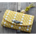 煙草入れ　釘ぬきくずし柄　からし色　前金具・袖と薙刀